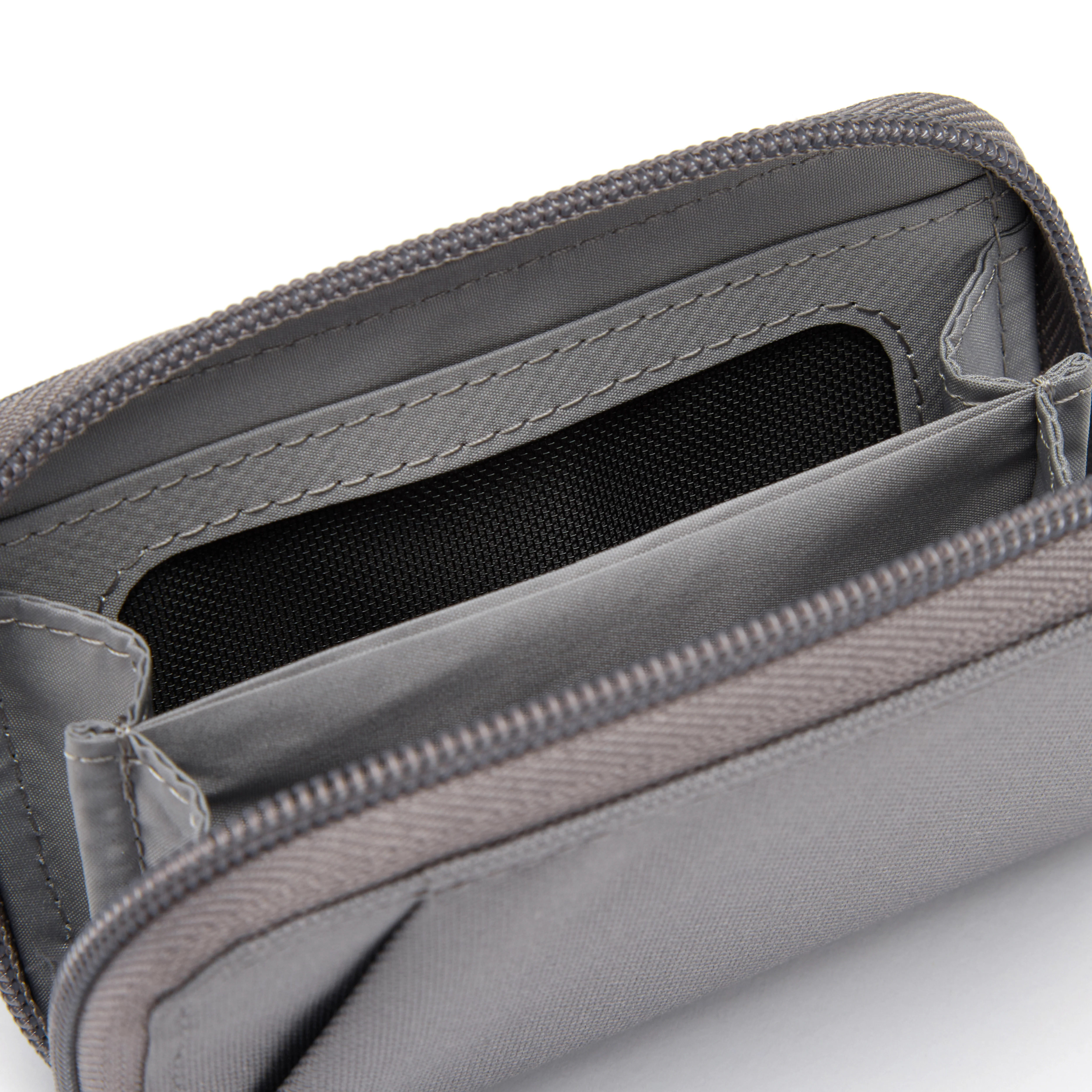 Pacsafe® RFIDsafe™ RFID blocking card wallet - Image 11
