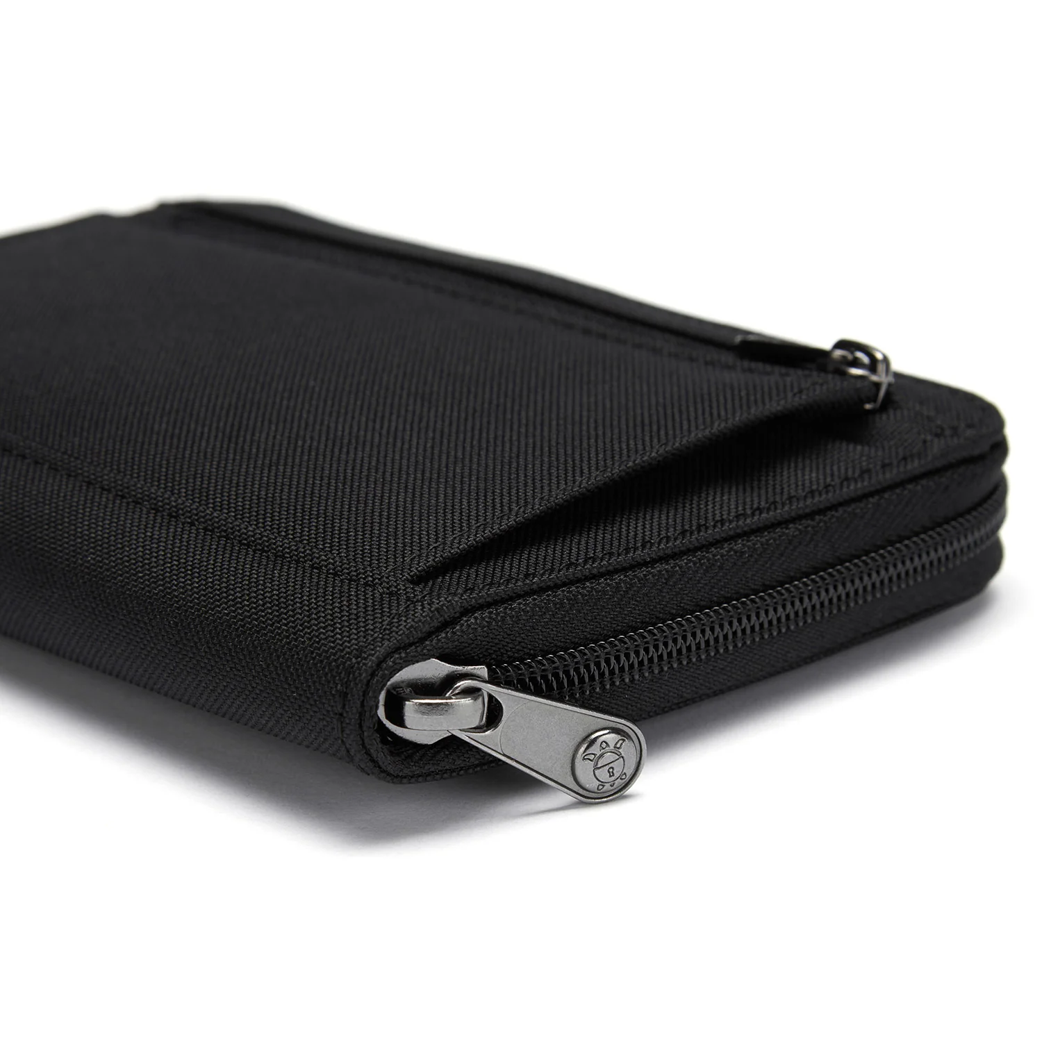 Pacsafe® RFIDsafe™ RFID blocking compact travel organizer - Image 15