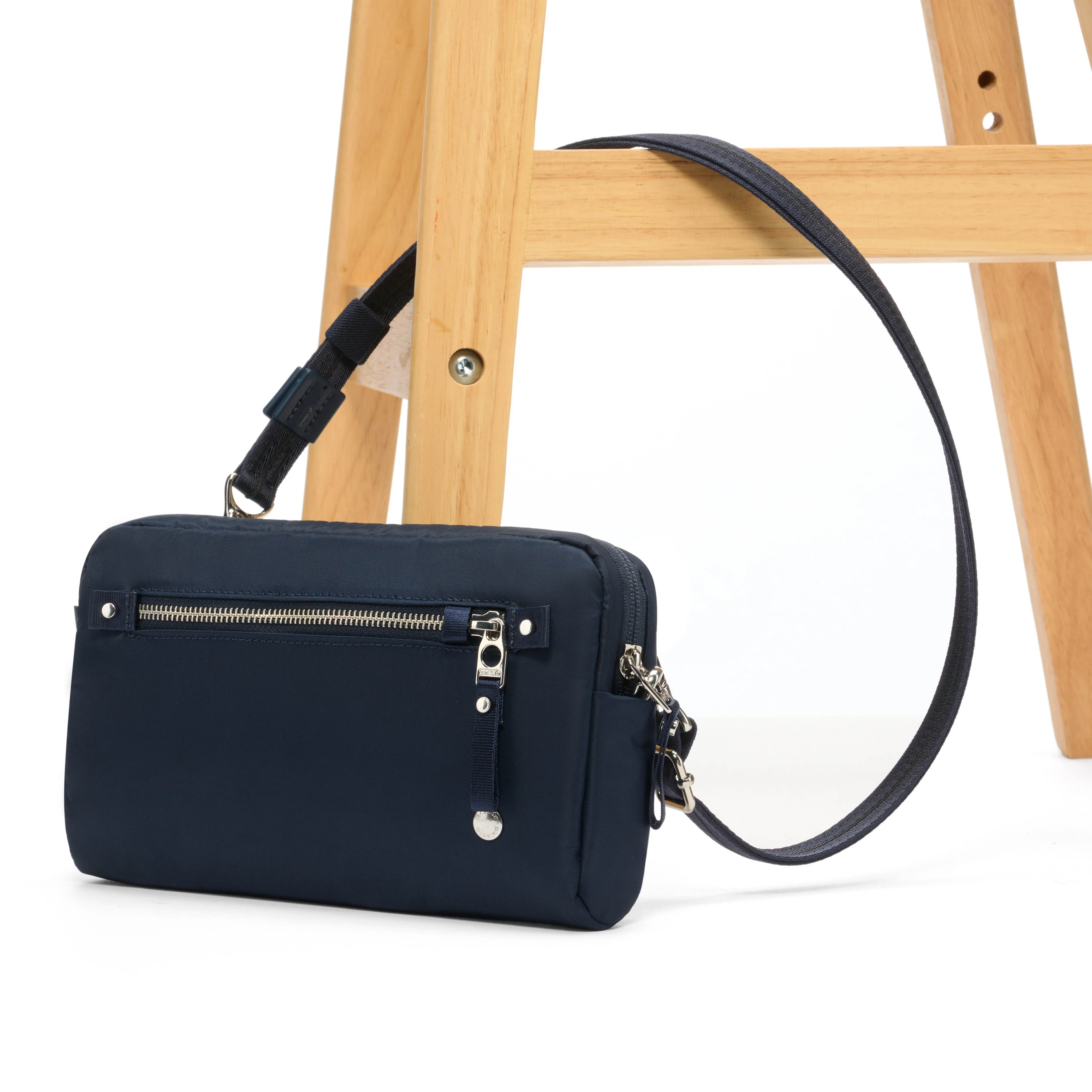 Pacsafe® W Anti-Theft 3-In-1 Sling - Image 39