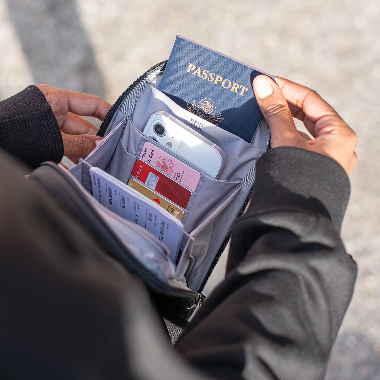 Pacsafe® RFIDsafe™ RFID blocking tech crossbody - Image 2