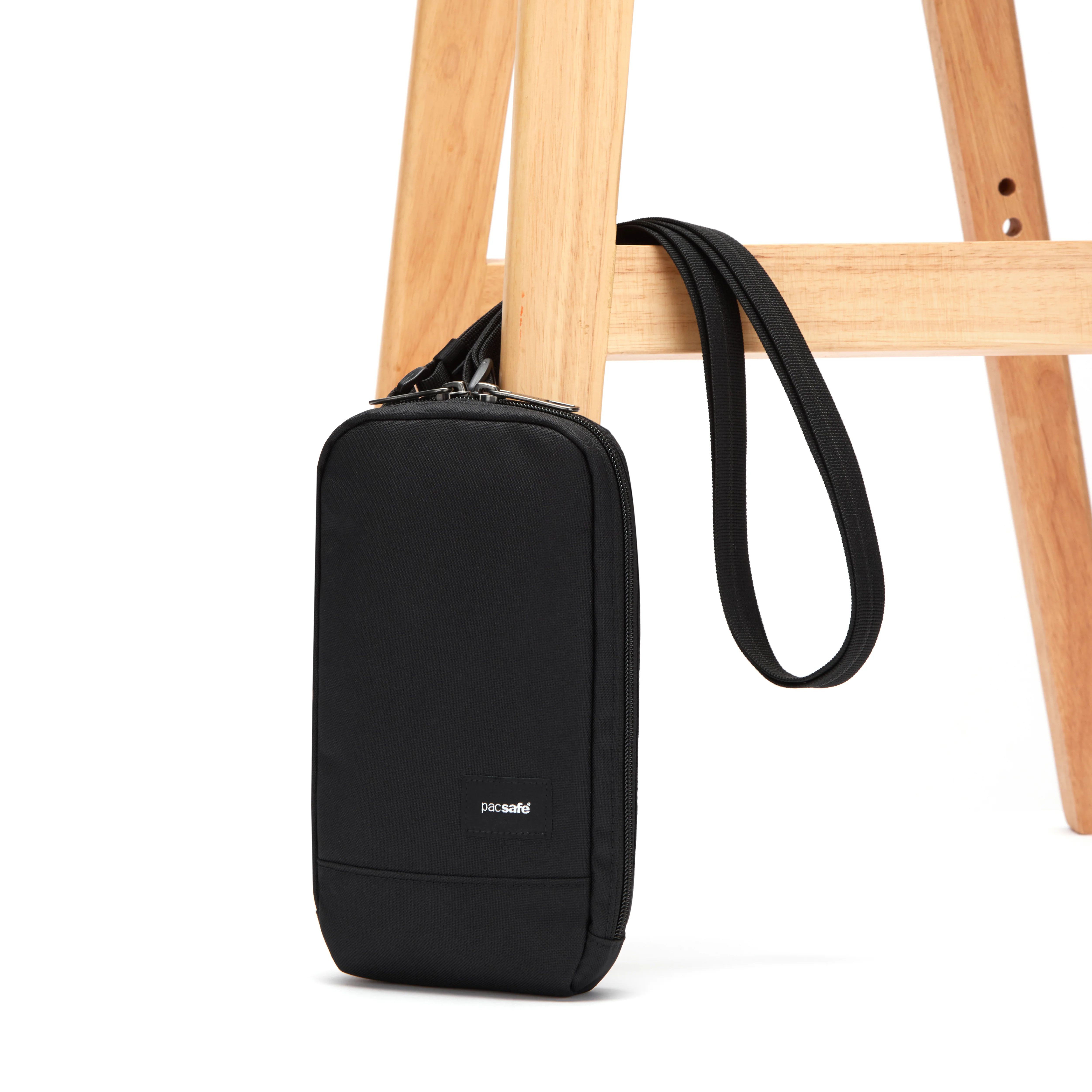 Pacsafe® RFIDsafe™ RFID blocking tech crossbody - Image 9